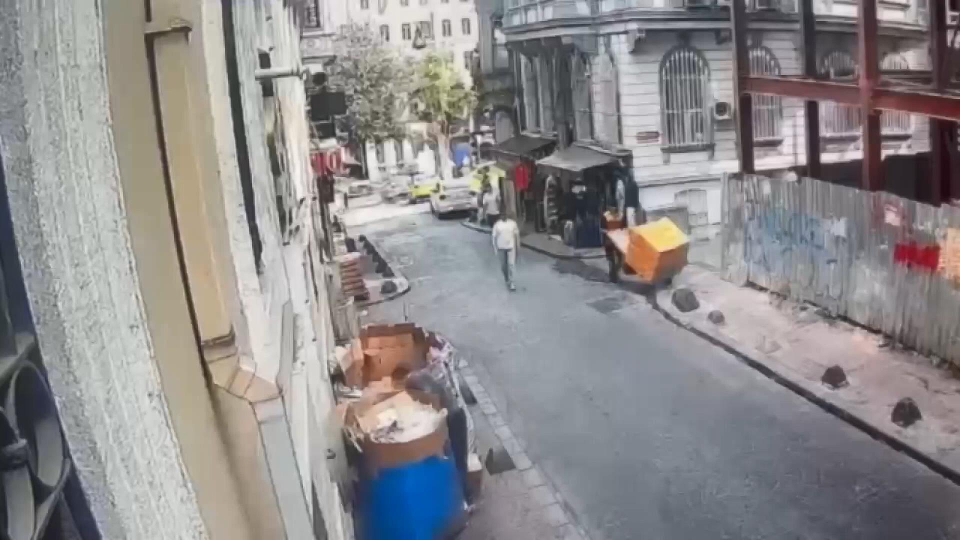 Beyoğlu’nda kargo hırsızlığı! Sokakta bırakılan el arabasına yaklaştı! Kameralar her şeyi kaydetti